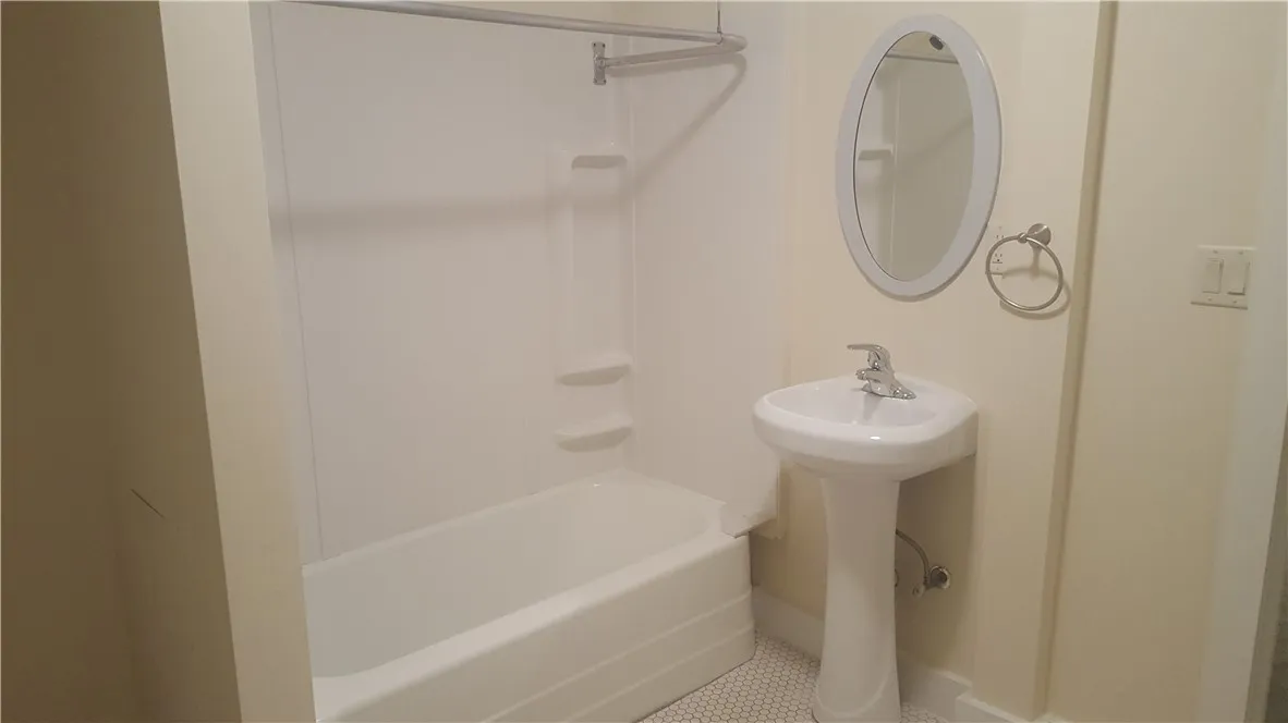 1063 East Avenue 6, Rochester, New York 14607, Rochester, New York 14607, 1 Bedroom Bedrooms, 3 Rooms Rooms,1 BathroomBathrooms,Residential Lease,For Rent,1063 East Avenue 6, Rochester, New York 14607,R1626050