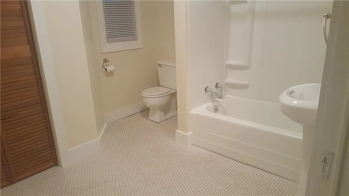 1063 East Avenue 6, Rochester, New York 14607, Rochester, New York 14607, 1 Bedroom Bedrooms, 3 Rooms Rooms,1 BathroomBathrooms,Residential Lease,For Rent,1063 East Avenue 6, Rochester, New York 14607,R1626050