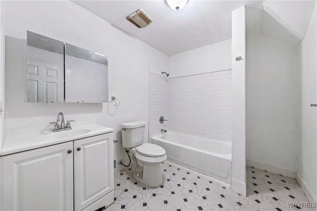 27 Heward Avenue, Buffalo, New York 14207, Buffalo, New York 14207, 5 Bedrooms Bedrooms, 8 Rooms Rooms,2 BathroomsBathrooms,Residential,For Sale,27 Heward Avenue, Buffalo, New York 14207,B1626009