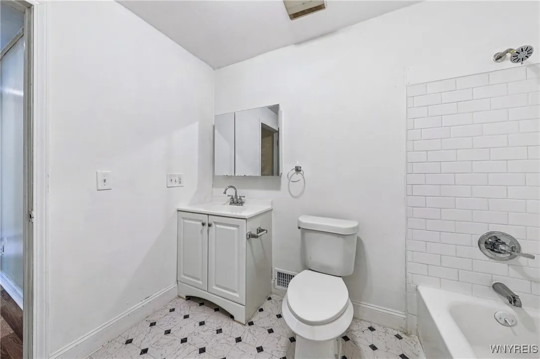 27 Heward Avenue, Buffalo, New York 14207, Buffalo, New York 14207, 5 Bedrooms Bedrooms, 8 Rooms Rooms,2 BathroomsBathrooms,Residential,For Sale,27 Heward Avenue, Buffalo, New York 14207,B1626009
