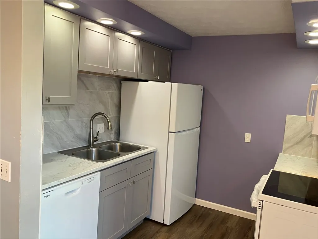 103 Autumn Chapel, Chili, New York 14624, Chili, New York 14624, 2 Bedrooms Bedrooms, 6 Rooms Rooms,1 BathroomBathrooms,Residential Lease,For Rent,103 Autumn Chapel, Chili, New York 14624,R1626062