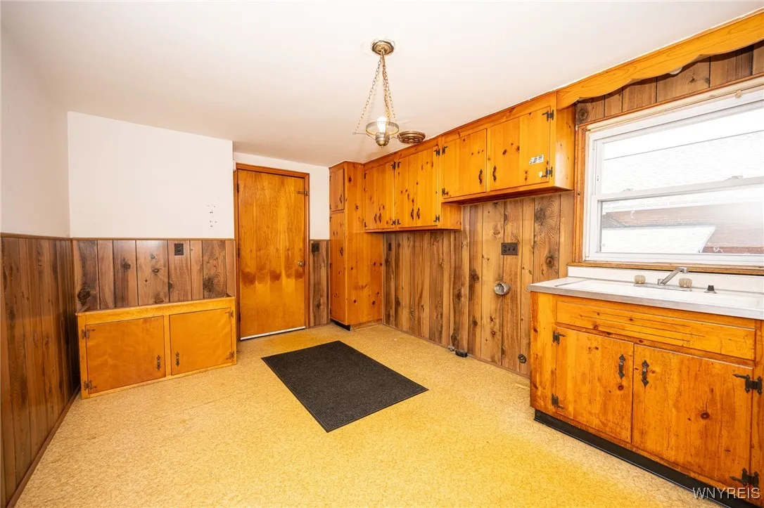 129 Abbott Road, Buffalo, New York 14220, Buffalo, New York 14220, 4 Bedrooms Bedrooms, ,2 BathroomsBathrooms,Residential,For Sale,129 Abbott Road, Buffalo, New York 14220,B1622552
