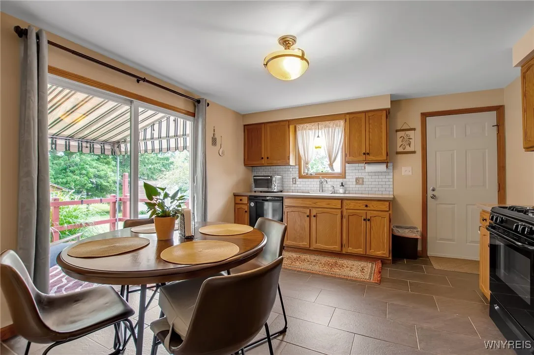 4180 Victorian Drive, Hamburg, New York 14075, Hamburg, New York 14075, 2 Bedrooms Bedrooms, 4 Rooms Rooms,1 BathroomBathrooms,Residential,Closed,4180 Victorian Drive, Hamburg, New York 14075,0,B1626043