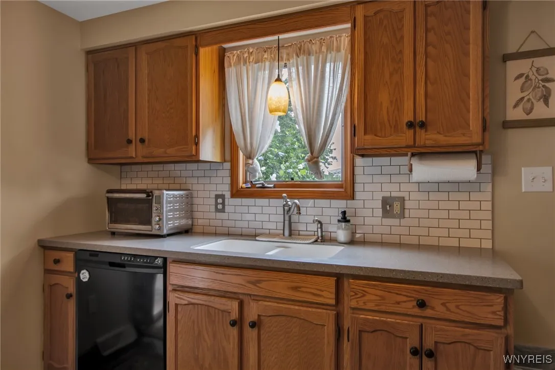 4180 Victorian Drive, Hamburg, New York 14075, Hamburg, New York 14075, 2 Bedrooms Bedrooms, 4 Rooms Rooms,1 BathroomBathrooms,Residential,Closed,4180 Victorian Drive, Hamburg, New York 14075,0,B1626043