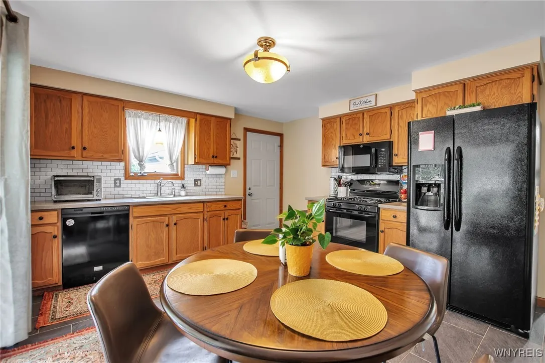 4180 Victorian Drive, Hamburg, New York 14075, Hamburg, New York 14075, 2 Bedrooms Bedrooms, 4 Rooms Rooms,1 BathroomBathrooms,Residential,Closed,4180 Victorian Drive, Hamburg, New York 14075,0,B1626043