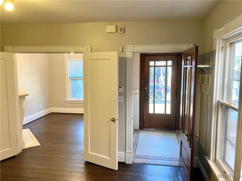 62 Trinity Place, Buffalo, New York 14201, Buffalo, New York 14201, 3 Bedrooms Bedrooms, 7 Rooms Rooms,1 BathroomBathrooms,Residential Lease,For Rent,62 Trinity Place, Buffalo, New York 14201,B1625506