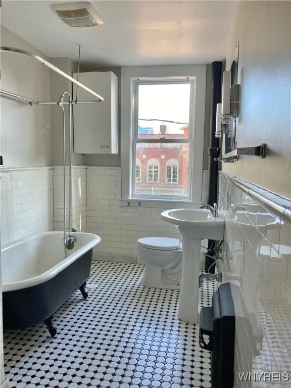 62 Trinity Place, Buffalo, New York 14201, Buffalo, New York 14201, 3 Bedrooms Bedrooms, 7 Rooms Rooms,1 BathroomBathrooms,Residential Lease,For Rent,62 Trinity Place, Buffalo, New York 14201,B1625506