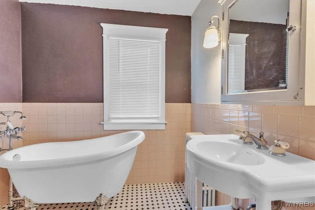 124 Evans Street, Amherst, New York 14221, Amherst, New York 14221, 4 Bedrooms Bedrooms, 9 Rooms Rooms,2 BathroomsBathrooms,Residential,For Sale,124 Evans Street, Amherst, New York 14221,B1626096