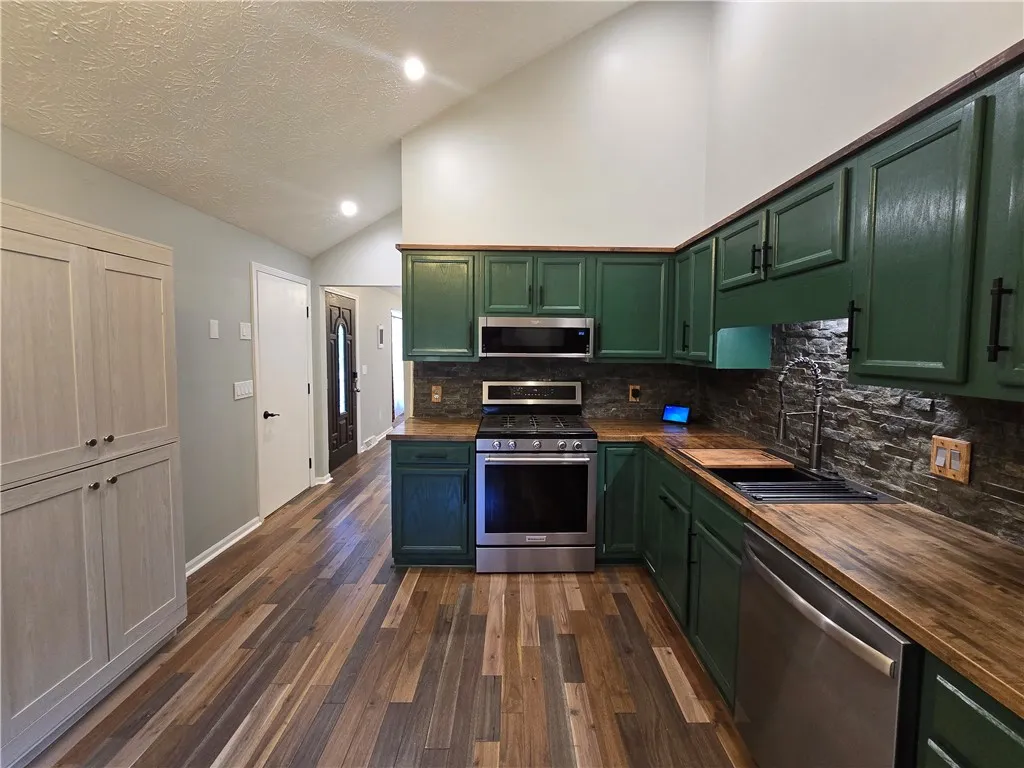 9 Hepatica Lane, Henrietta, New York 14586, Henrietta, New York 14586, 3 Bedrooms Bedrooms, 6 Rooms Rooms,1 BathroomBathrooms,Residential Lease,For Rent,9 Hepatica Lane, Henrietta, New York 14586,R1626262