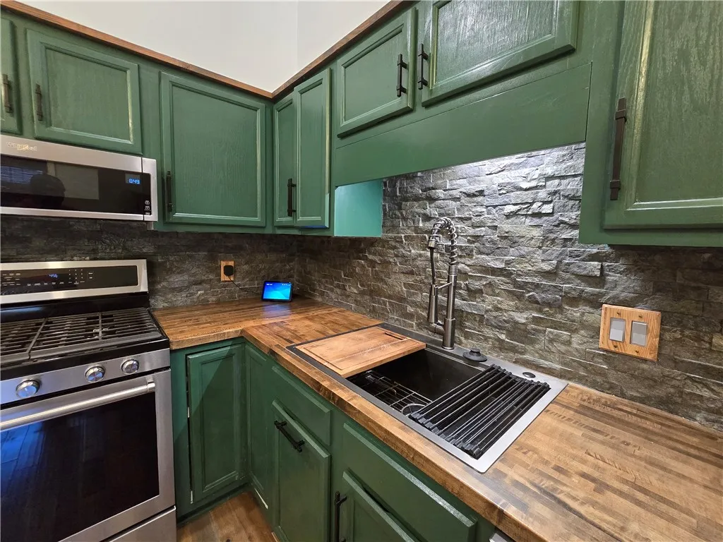 9 Hepatica Lane, Henrietta, New York 14586, Henrietta, New York 14586, 3 Bedrooms Bedrooms, 6 Rooms Rooms,1 BathroomBathrooms,Residential Lease,For Rent,9 Hepatica Lane, Henrietta, New York 14586,R1626262