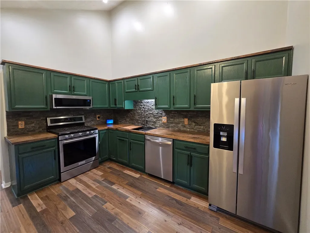 9 Hepatica Lane, Henrietta, New York 14586, Henrietta, New York 14586, 3 Bedrooms Bedrooms, 6 Rooms Rooms,1 BathroomBathrooms,Residential Lease,For Rent,9 Hepatica Lane, Henrietta, New York 14586,R1626262