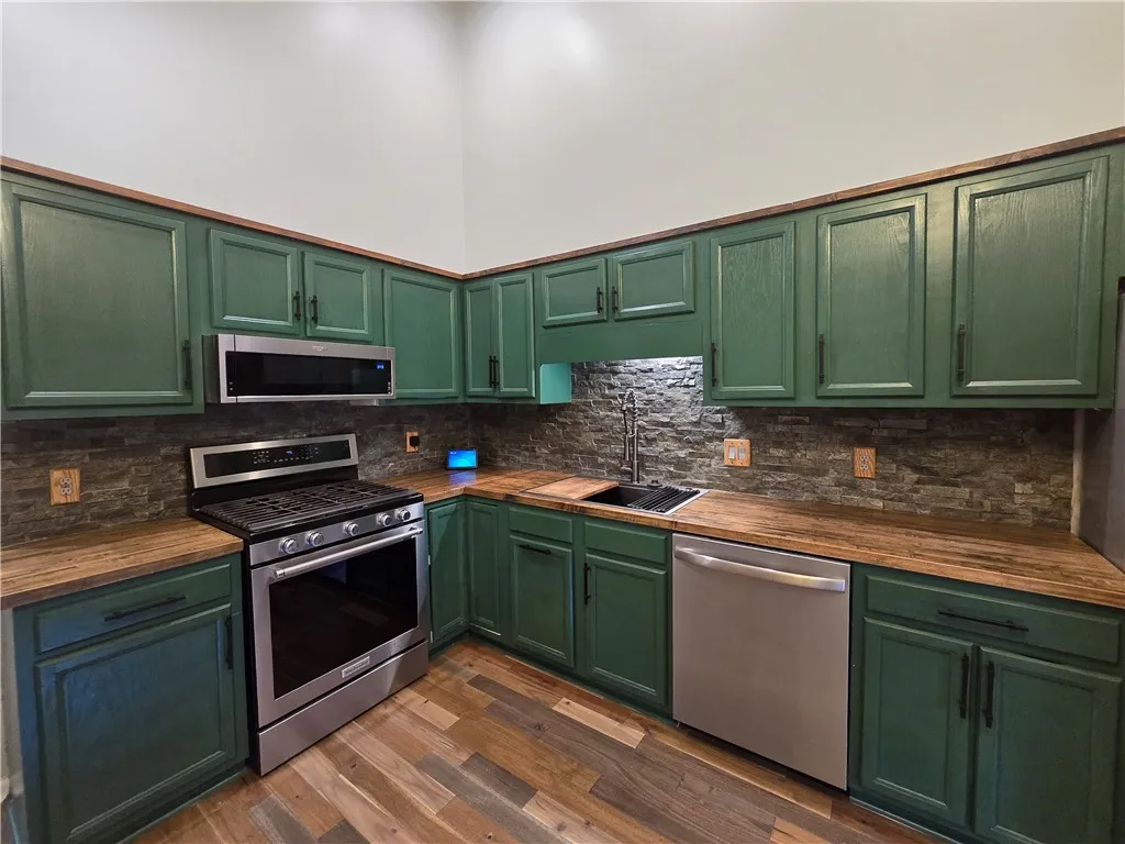 9 Hepatica Lane, Henrietta, New York 14586, Henrietta, New York 14586, 3 Bedrooms Bedrooms, 6 Rooms Rooms,1 BathroomBathrooms,Residential Lease,For Rent,9 Hepatica Lane, Henrietta, New York 14586,R1626262