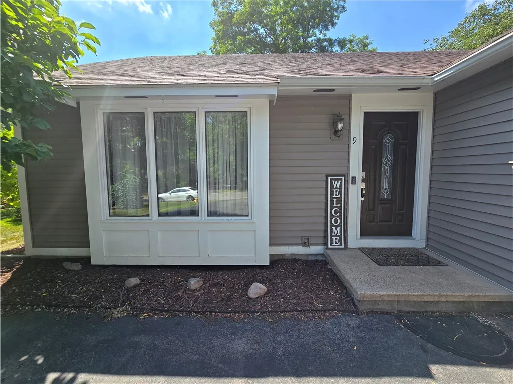 9 Hepatica Lane, Henrietta, New York 14586, Henrietta, New York 14586, 3 Bedrooms Bedrooms, 6 Rooms Rooms,1 BathroomBathrooms,Residential Lease,For Rent,9 Hepatica Lane, Henrietta, New York 14586,R1626262