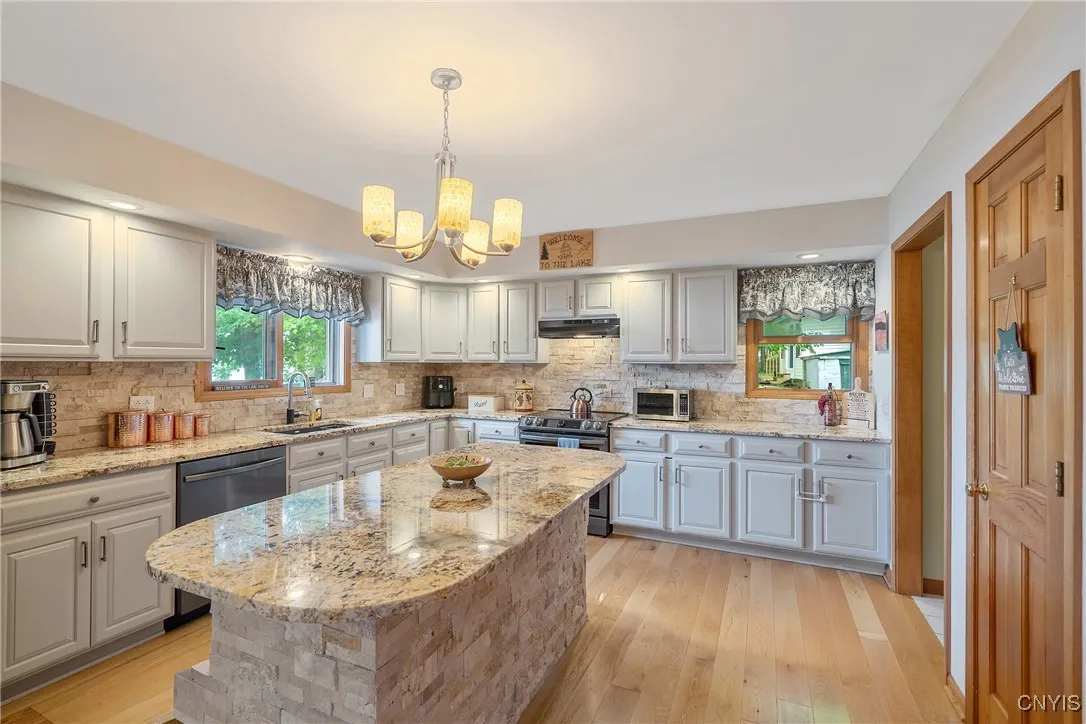 Gorgeous and functional gourmet kitchen!