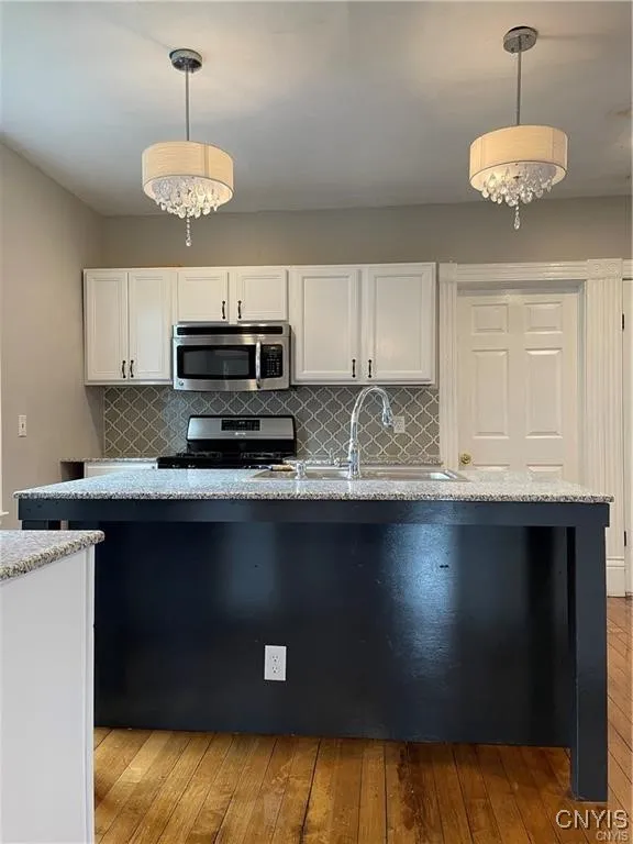 347 Douglas Street 47, Syracuse, New York 13203, Syracuse, New York 13203, 1 Bedroom Bedrooms, 5 Rooms Rooms,1 BathroomBathrooms,Residential Lease,For Rent,347 Douglas Street 47, Syracuse, New York 13203,S1626314