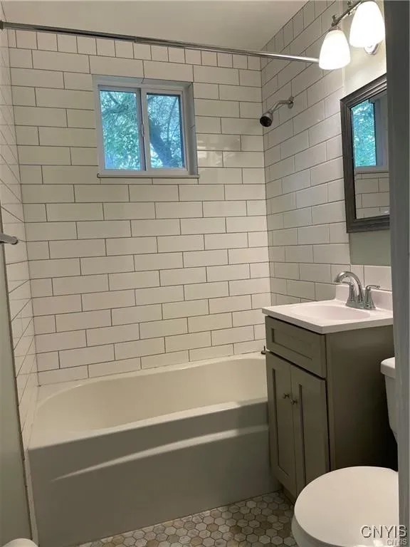 347 Douglas Street 47, Syracuse, New York 13203, Syracuse, New York 13203, 1 Bedroom Bedrooms, 5 Rooms Rooms,1 BathroomBathrooms,Residential Lease,For Rent,347 Douglas Street 47, Syracuse, New York 13203,S1626314