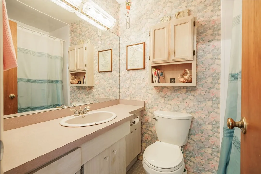 Upper Level Full Bath