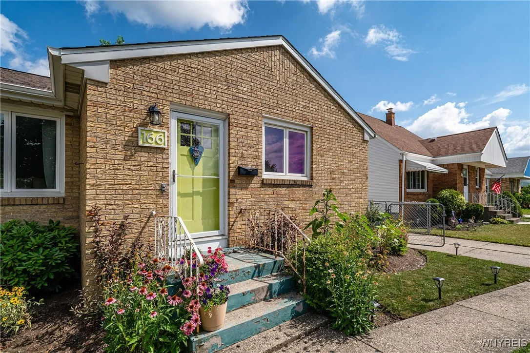 166 Mcnaughton Avenue, Cheektowaga, New York 14225, Cheektowaga, New York 14225, 3 Bedrooms Bedrooms, 5 Rooms Rooms,2 BathroomsBathrooms,Residential,Closed,166 Mcnaughton Avenue, Cheektowaga, New York 14225,0,B1626265