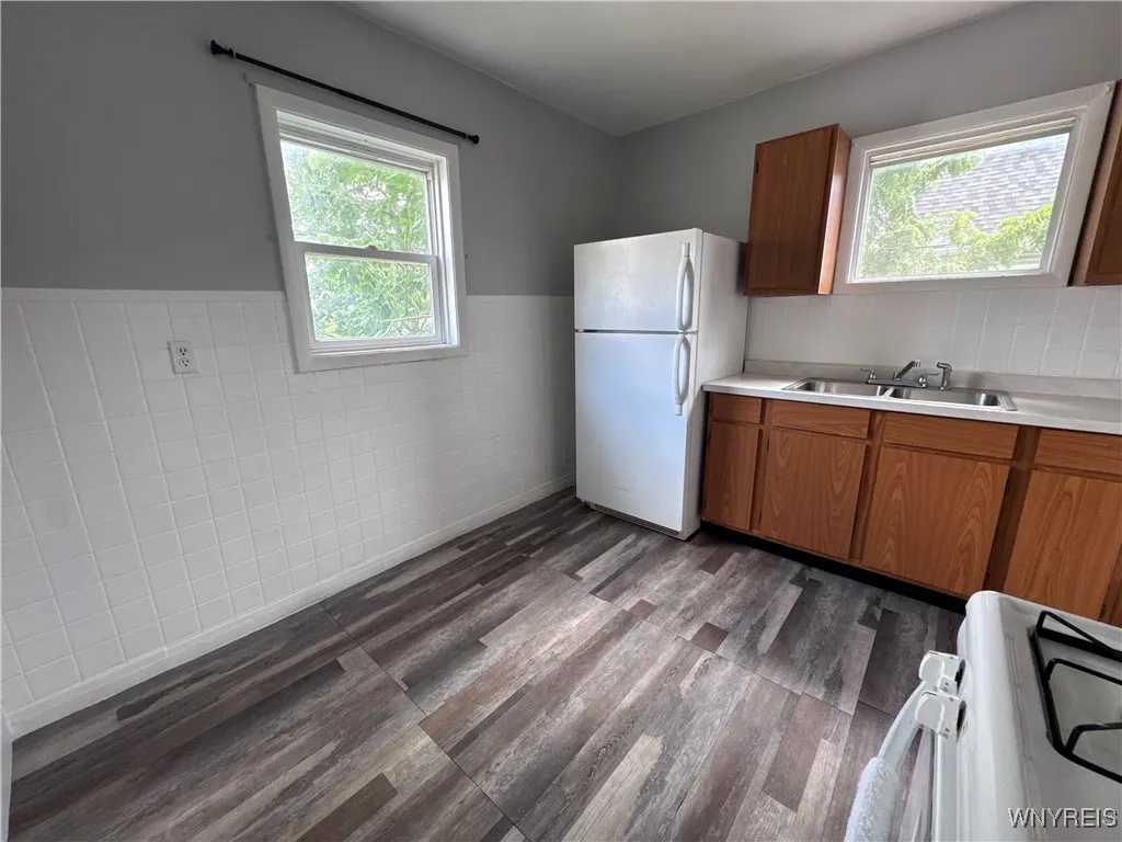 105 Wiley Place Upper, Buffalo, New York 14207, Buffalo, New York 14207, 2 Bedrooms Bedrooms, 5 Rooms Rooms,1 BathroomBathrooms,Residential Lease,For Rent,105 Wiley Place Upper, Buffalo, New York 14207,B1625454