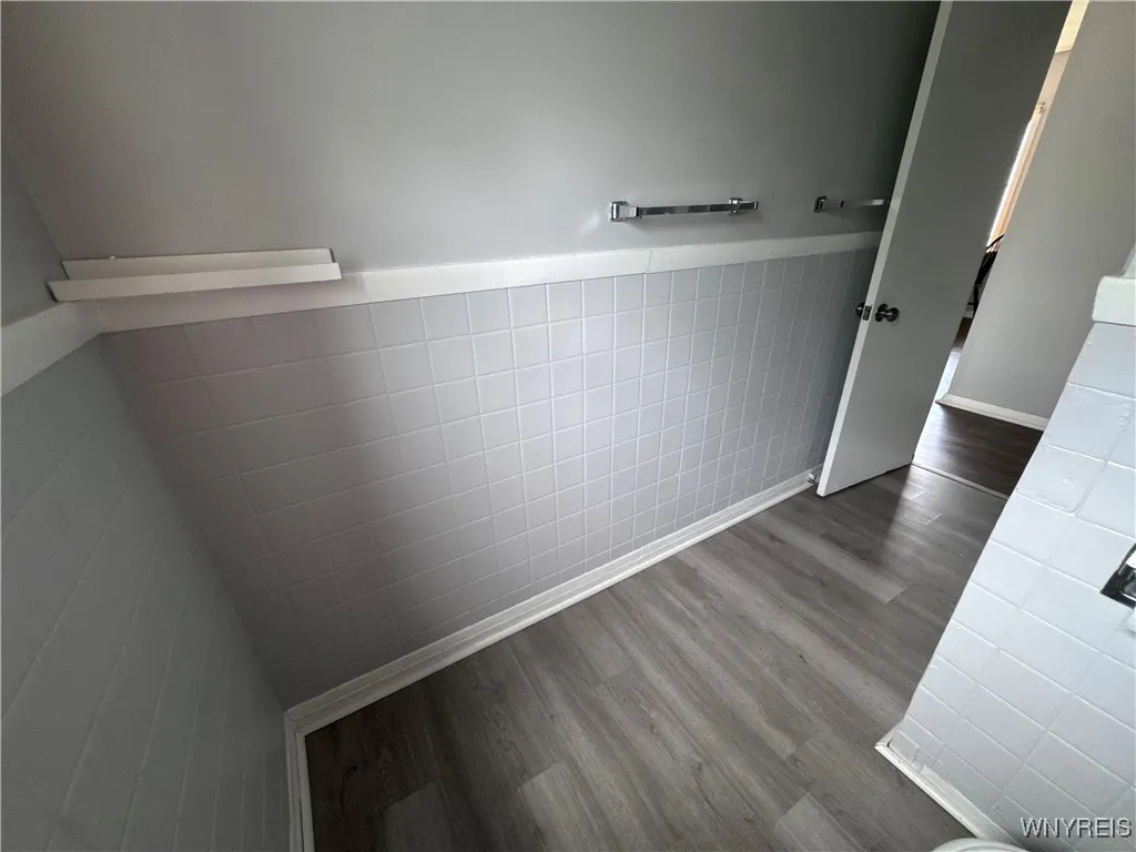 105 Wiley Place Upper, Buffalo, New York 14207, Buffalo, New York 14207, 2 Bedrooms Bedrooms, 5 Rooms Rooms,1 BathroomBathrooms,Residential Lease,For Rent,105 Wiley Place Upper, Buffalo, New York 14207,B1625454