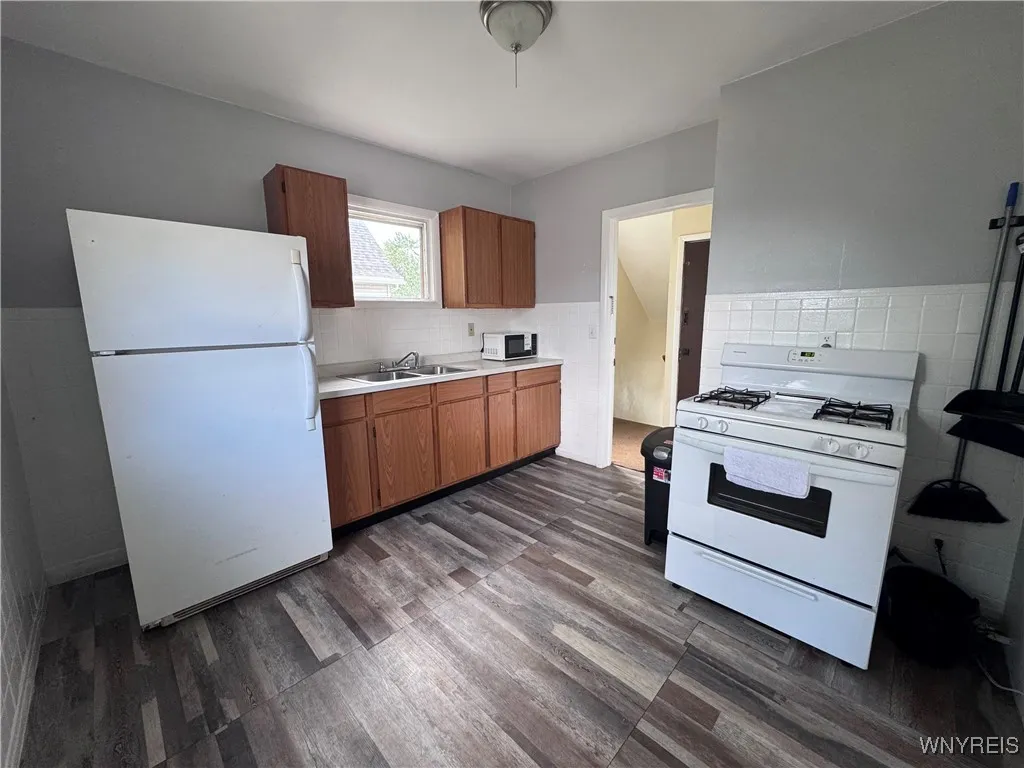 105 Wiley Place Upper, Buffalo, New York 14207, Buffalo, New York 14207, 2 Bedrooms Bedrooms, 5 Rooms Rooms,1 BathroomBathrooms,Residential Lease,For Rent,105 Wiley Place Upper, Buffalo, New York 14207,B1625454