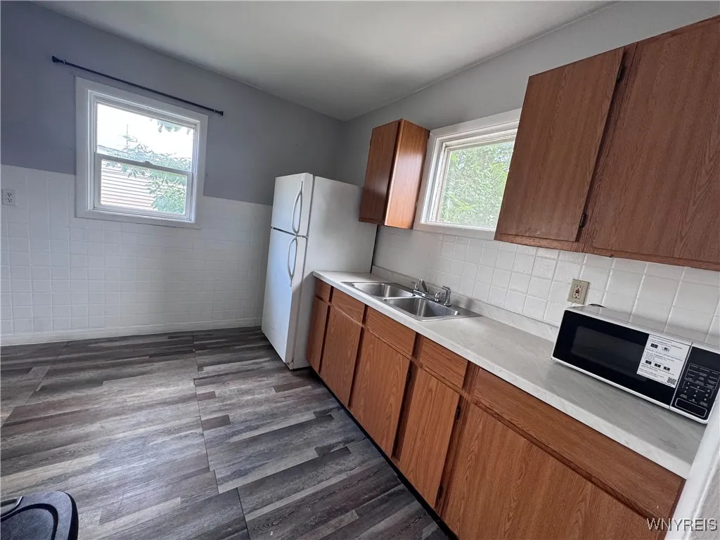105 Wiley Place Upper, Buffalo, New York 14207, Buffalo, New York 14207, 2 Bedrooms Bedrooms, 5 Rooms Rooms,1 BathroomBathrooms,Residential Lease,For Rent,105 Wiley Place Upper, Buffalo, New York 14207,B1625454