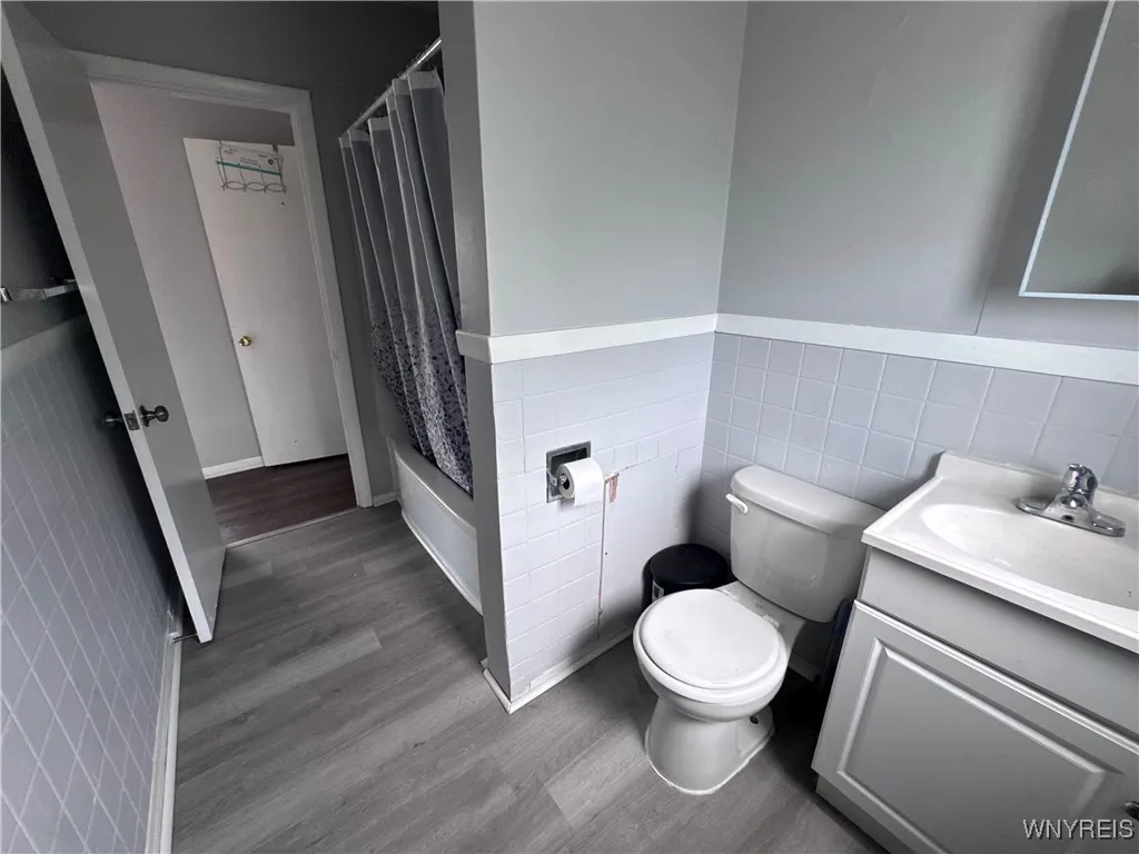 105 Wiley Place Upper, Buffalo, New York 14207, Buffalo, New York 14207, 2 Bedrooms Bedrooms, 5 Rooms Rooms,1 BathroomBathrooms,Residential Lease,For Rent,105 Wiley Place Upper, Buffalo, New York 14207,B1625454