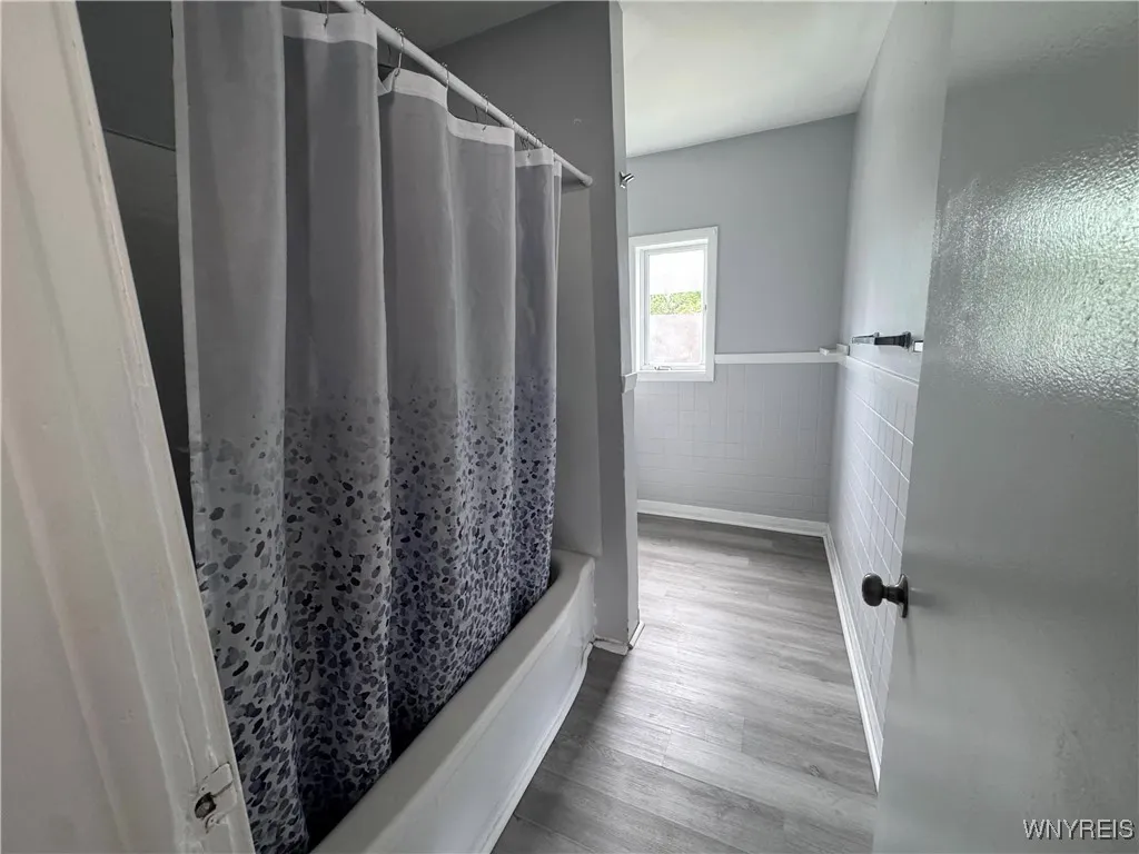 105 Wiley Place Upper, Buffalo, New York 14207, Buffalo, New York 14207, 2 Bedrooms Bedrooms, 5 Rooms Rooms,1 BathroomBathrooms,Residential Lease,For Rent,105 Wiley Place Upper, Buffalo, New York 14207,B1625454