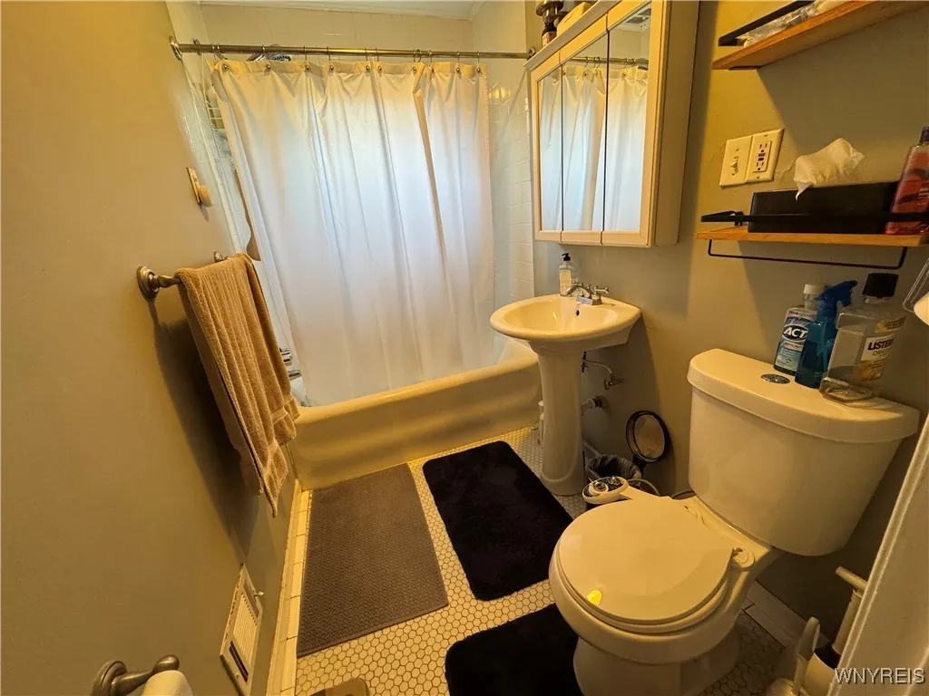 180 Richmond Avenue 3, Buffalo, New York 14222, Buffalo, New York 14222, 1 Bedroom Bedrooms, 4 Rooms Rooms,1 BathroomBathrooms,Residential Lease,For Rent,180 Richmond Avenue 3, Buffalo, New York 14222,B1624840
