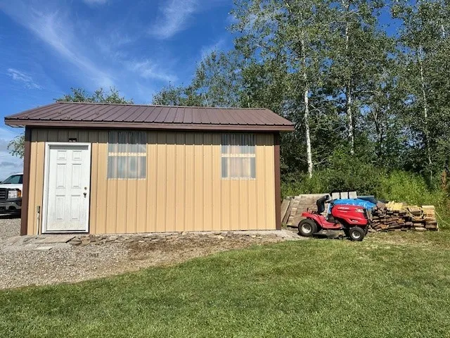 SIde entry , wood slabs are used in the firepit!