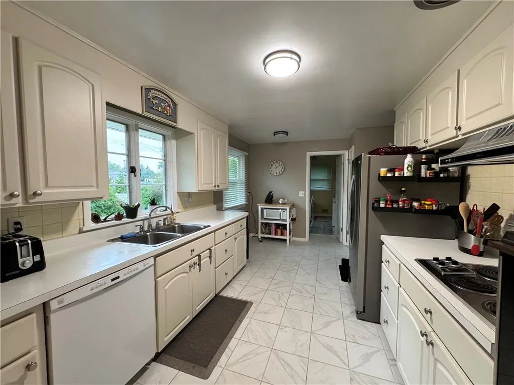 79 Drake Drive, Irondequoit, New York 14617, Irondequoit, New York 14617, 2 Bedrooms Bedrooms, 7 Rooms Rooms,2 BathroomsBathrooms,Residential Lease,For Rent,79 Drake Drive, Irondequoit, New York 14617,R1625301