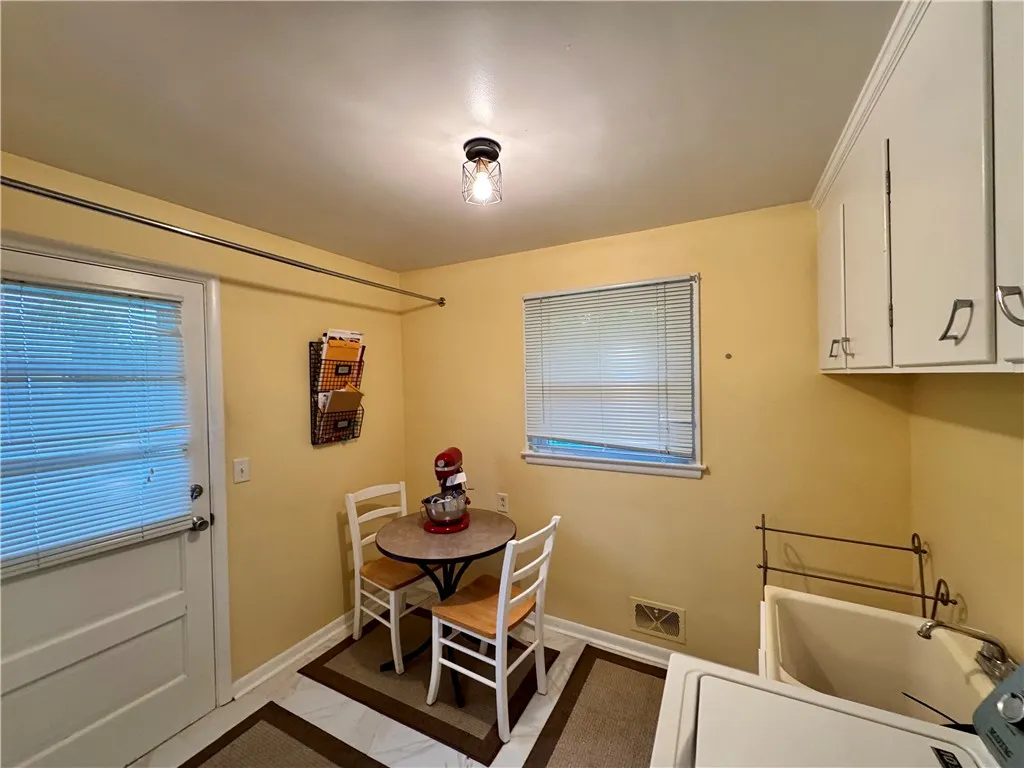 79 Drake Drive, Irondequoit, New York 14617, Irondequoit, New York 14617, 2 Bedrooms Bedrooms, 7 Rooms Rooms,2 BathroomsBathrooms,Residential Lease,For Rent,79 Drake Drive, Irondequoit, New York 14617,R1625301