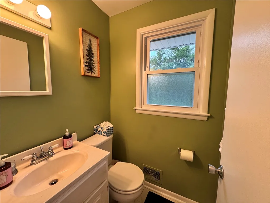 79 Drake Drive, Irondequoit, New York 14617, Irondequoit, New York 14617, 2 Bedrooms Bedrooms, 7 Rooms Rooms,2 BathroomsBathrooms,Residential Lease,For Rent,79 Drake Drive, Irondequoit, New York 14617,R1625301