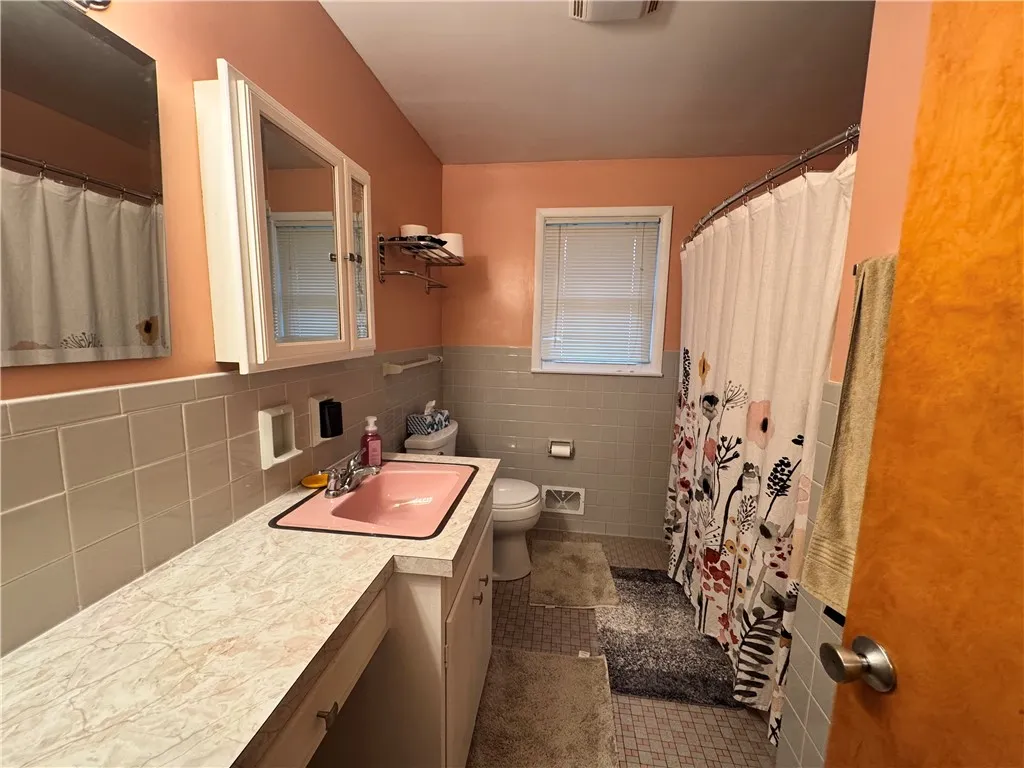 79 Drake Drive, Irondequoit, New York 14617, Irondequoit, New York 14617, 2 Bedrooms Bedrooms, 7 Rooms Rooms,2 BathroomsBathrooms,Residential Lease,For Rent,79 Drake Drive, Irondequoit, New York 14617,R1625301