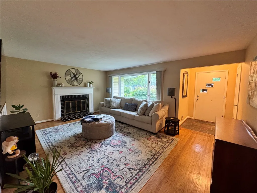 79 Drake Drive, Irondequoit, New York 14617, Irondequoit, New York 14617, 2 Bedrooms Bedrooms, 7 Rooms Rooms,2 BathroomsBathrooms,Residential Lease,For Rent,79 Drake Drive, Irondequoit, New York 14617,R1625301