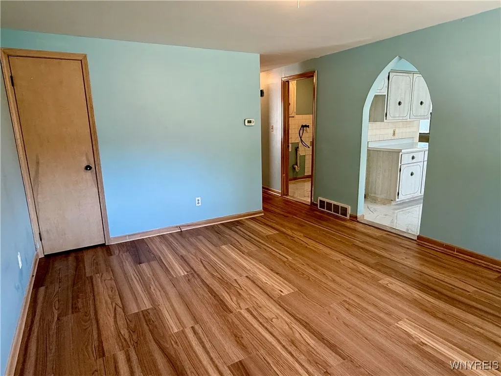 2547 William Street Right, Cheektowaga, New York 1, Cheektowaga, New York 14206, 2 Bedrooms Bedrooms, 4 Rooms Rooms,1 BathroomBathrooms,Residential Lease,For Rent,2547 William Street Right, Cheektowaga, New York 1,B1626190