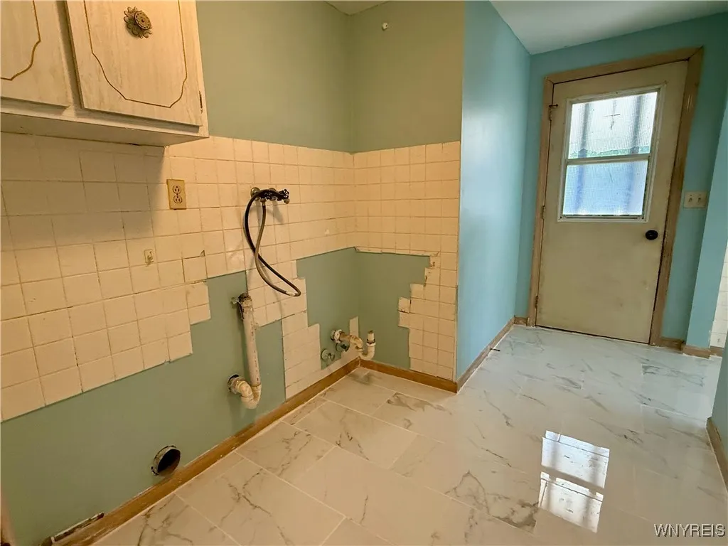 2547 William Street Right, Cheektowaga, New York 1, Cheektowaga, New York 14206, 2 Bedrooms Bedrooms, 4 Rooms Rooms,1 BathroomBathrooms,Residential Lease,For Rent,2547 William Street Right, Cheektowaga, New York 1,B1626190