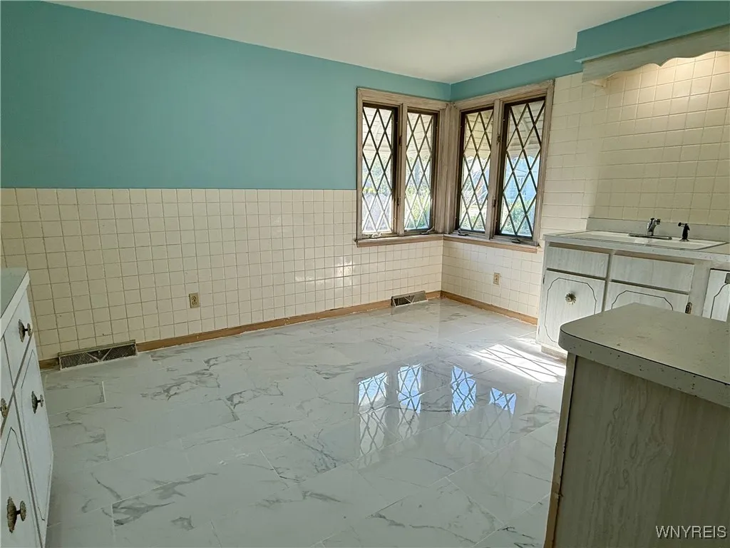 2547 William Street Right, Cheektowaga, New York 1, Cheektowaga, New York 14206, 2 Bedrooms Bedrooms, 4 Rooms Rooms,1 BathroomBathrooms,Residential Lease,For Rent,2547 William Street Right, Cheektowaga, New York 1,B1626190