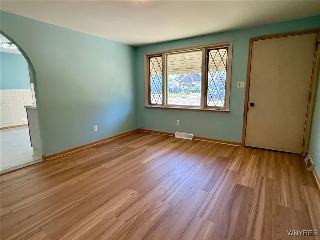 2547 William Street Right, Cheektowaga, New York 1, Cheektowaga, New York 14206, 2 Bedrooms Bedrooms, 4 Rooms Rooms,1 BathroomBathrooms,Residential Lease,For Rent,2547 William Street Right, Cheektowaga, New York 1,B1626190