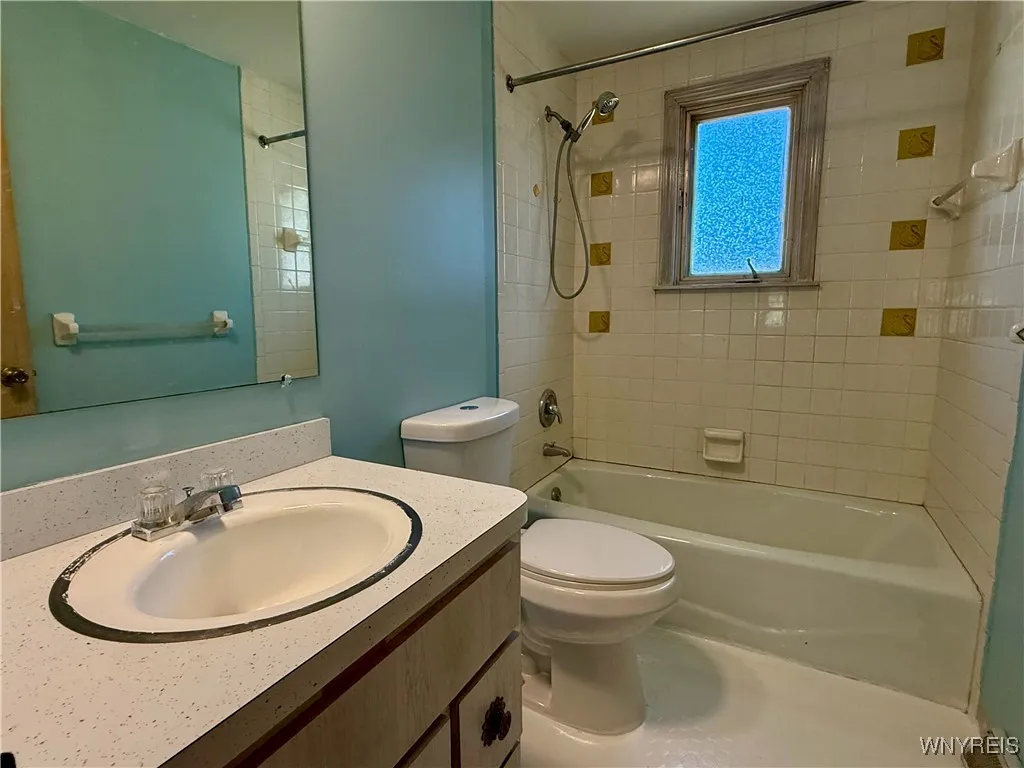 2547 William Street Right, Cheektowaga, New York 1, Cheektowaga, New York 14206, 2 Bedrooms Bedrooms, 4 Rooms Rooms,1 BathroomBathrooms,Residential Lease,For Rent,2547 William Street Right, Cheektowaga, New York 1,B1626190