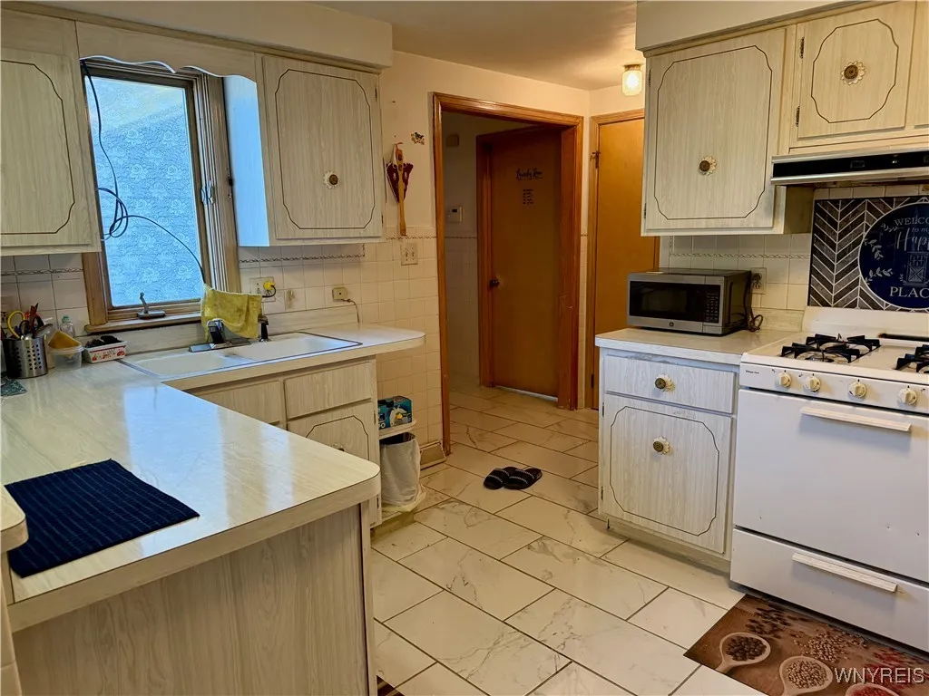 2547 William Street Left, Cheektowaga, New York 14, Cheektowaga, New York 14206, 2 Bedrooms Bedrooms, 5 Rooms Rooms,1 BathroomBathrooms,Residential Lease,For Rent,2547 William Street Left, Cheektowaga, New York 14,B1626201