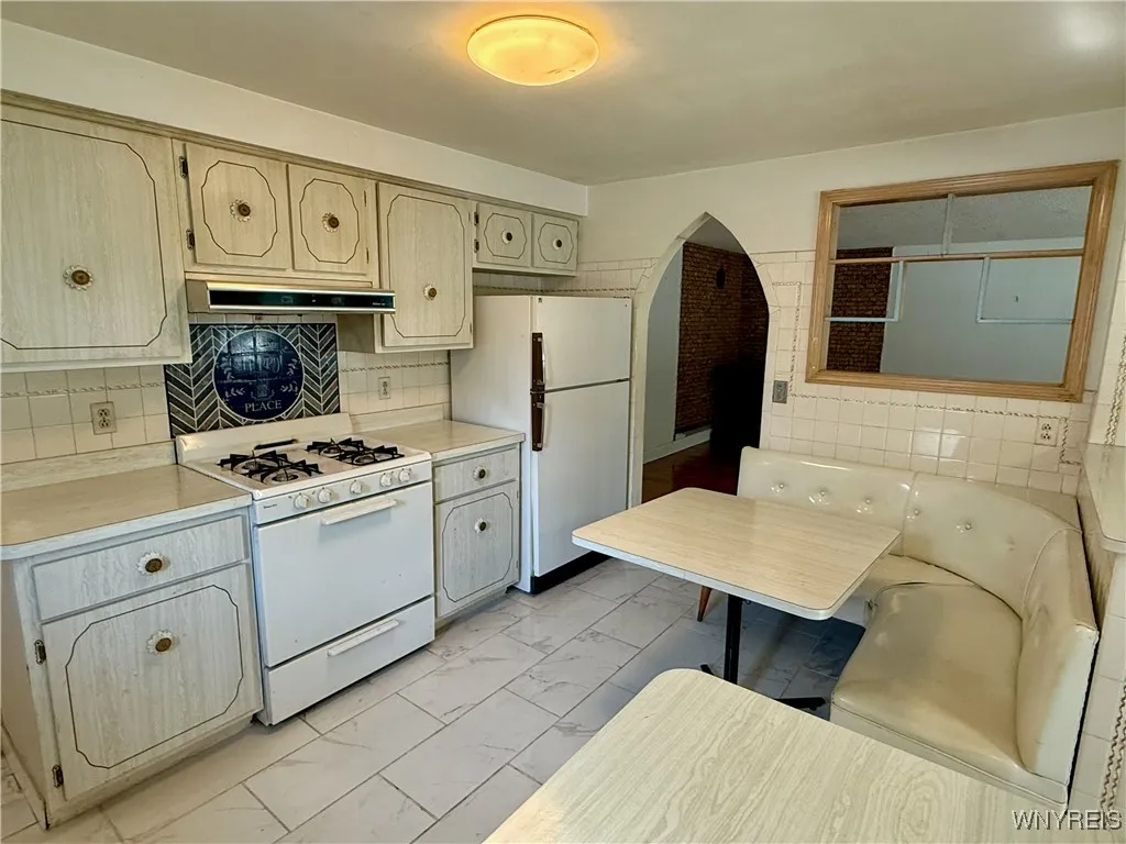 2547 William Street Left, Cheektowaga, New York 14, Cheektowaga, New York 14206, 2 Bedrooms Bedrooms, 5 Rooms Rooms,1 BathroomBathrooms,Residential Lease,For Rent,2547 William Street Left, Cheektowaga, New York 14,B1626201