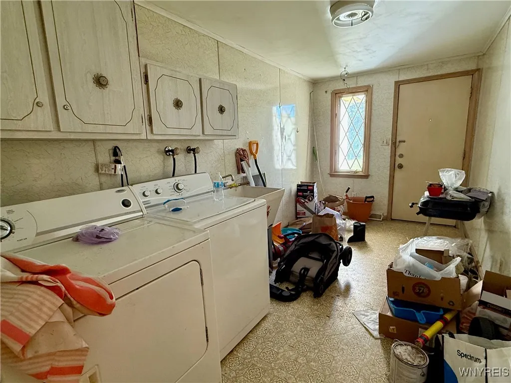 2547 William Street Left, Cheektowaga, New York 14, Cheektowaga, New York 14206, 2 Bedrooms Bedrooms, 5 Rooms Rooms,1 BathroomBathrooms,Residential Lease,For Rent,2547 William Street Left, Cheektowaga, New York 14,B1626201