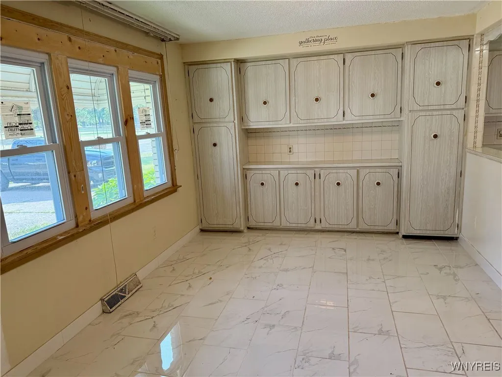 2547 William Street Left, Cheektowaga, New York 14, Cheektowaga, New York 14206, 2 Bedrooms Bedrooms, 5 Rooms Rooms,1 BathroomBathrooms,Residential Lease,For Rent,2547 William Street Left, Cheektowaga, New York 14,B1626201