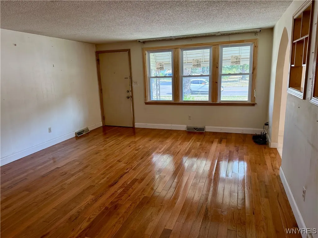 2547 William Street Left, Cheektowaga, New York 14, Cheektowaga, New York 14206, 2 Bedrooms Bedrooms, 5 Rooms Rooms,1 BathroomBathrooms,Residential Lease,For Rent,2547 William Street Left, Cheektowaga, New York 14,B1626201