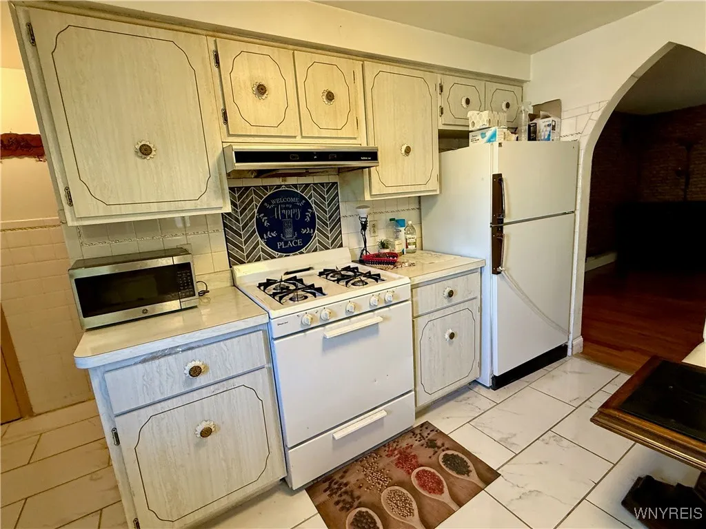 2547 William Street Left, Cheektowaga, New York 14, Cheektowaga, New York 14206, 2 Bedrooms Bedrooms, 5 Rooms Rooms,1 BathroomBathrooms,Residential Lease,For Rent,2547 William Street Left, Cheektowaga, New York 14,B1626201