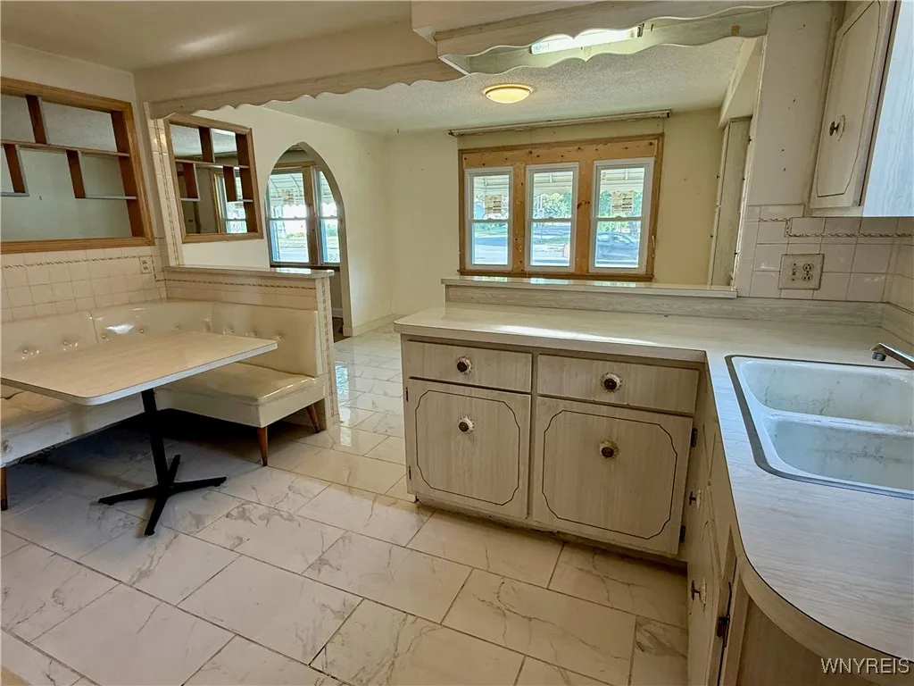 2547 William Street Left, Cheektowaga, New York 14, Cheektowaga, New York 14206, 2 Bedrooms Bedrooms, 5 Rooms Rooms,1 BathroomBathrooms,Residential Lease,For Rent,2547 William Street Left, Cheektowaga, New York 14,B1626201