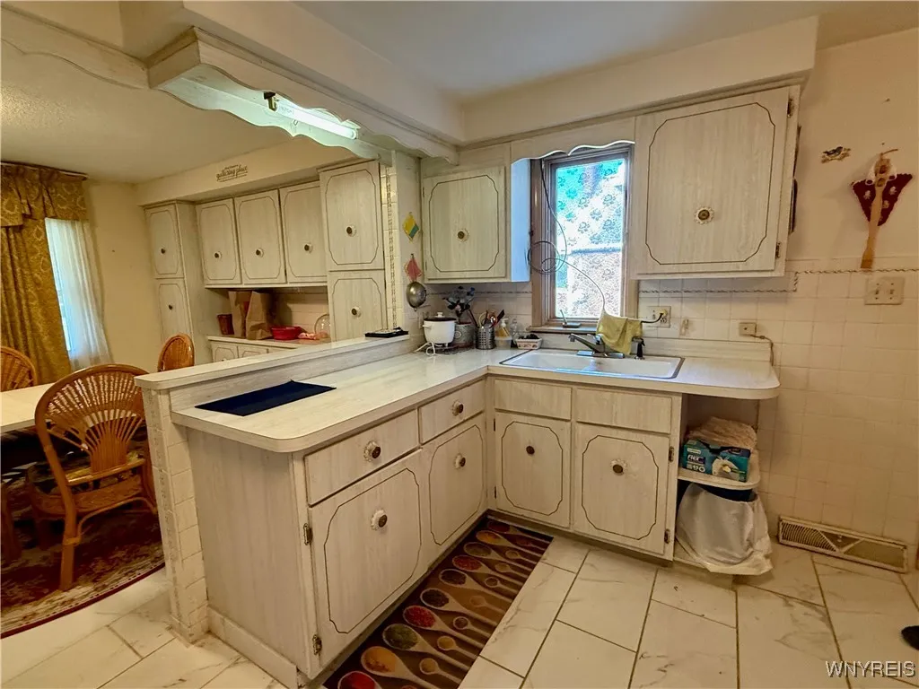2547 William Street Left, Cheektowaga, New York 14, Cheektowaga, New York 14206, 2 Bedrooms Bedrooms, 5 Rooms Rooms,1 BathroomBathrooms,Residential Lease,For Rent,2547 William Street Left, Cheektowaga, New York 14,B1626201