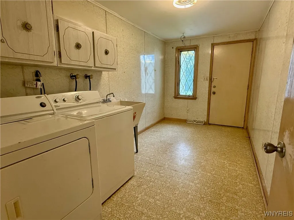 2547 William Street Left, Cheektowaga, New York 14, Cheektowaga, New York 14206, 2 Bedrooms Bedrooms, 5 Rooms Rooms,1 BathroomBathrooms,Residential Lease,For Rent,2547 William Street Left, Cheektowaga, New York 14,B1626201