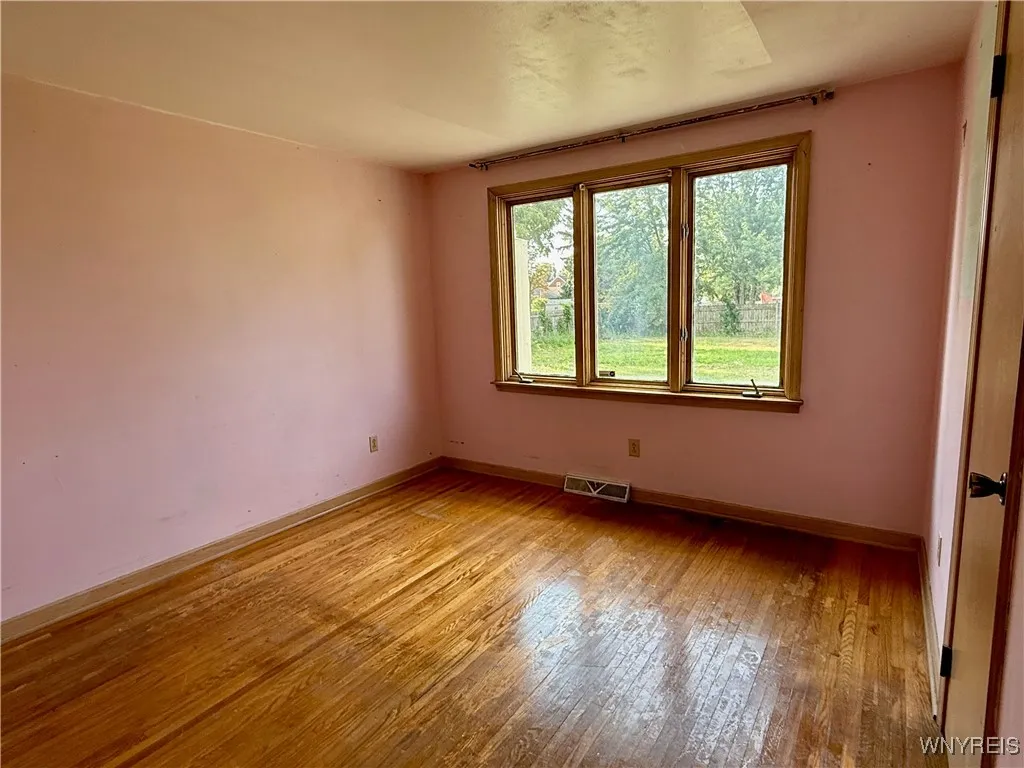 2547 William Street Left, Cheektowaga, New York 14, Cheektowaga, New York 14206, 2 Bedrooms Bedrooms, 5 Rooms Rooms,1 BathroomBathrooms,Residential Lease,For Rent,2547 William Street Left, Cheektowaga, New York 14,B1626201
